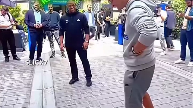 卡洛斯太亲民了！陪球迷玩游戏像极了慈祥大叔#足球