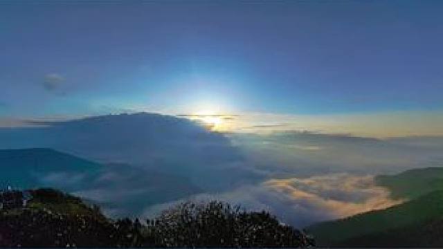 #达瓦更扎云顶#日出
时光缓缓，岁月凝香