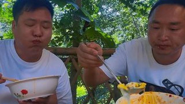 大自然的馈赠—松树菌，再配上一碗辣椒炒肉，涨憨了！ #我的乡村生活 #捡菌子 #新农人计划2025 