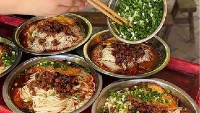 胖妹请村里的父老乡亲来吃面，这满满一大锅面真的太香了，大哥汤都要喝完！#美食 #大锅面 #农村美食 