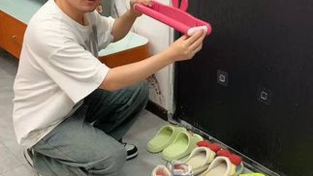可伸缩拖鞋架 可伸缩拖鞋架，凉鞋拖鞋用它收纳不占空间，还是个 #可伸缩毛巾架 ，卫生间干净整洁多了 