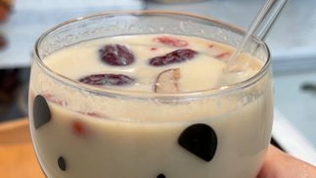 女生怎么能少得了醪糟，今天这个醪糟和牛奶的神仙搭配，奶香浓郁，营养又好喝，真心建议女孩子都把奶茶换成