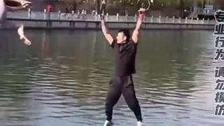 不說別的，就這臂力已經(jīng)超過百分之九十九女的