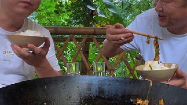 湖北农村下饭菜盐菜炖泥鳅，香辣入味下饭真是一绝！ #我的乡村生活 #新农人计划2025 #农村美食 