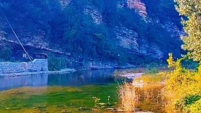 #农村生活 #山村行#大美章丘官庄篇（1203）西周峪村。青山环绕山村幽，绿水潺潺石上流。雾霭轻笼林