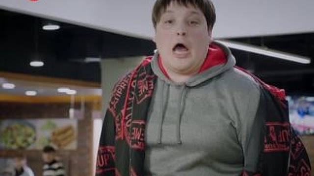 顾念为帮黄馨儿教训校园霸凌的三个老外卓鹏等人联合了所有在校的中国学生，见到这三个老外便用中文说“不要