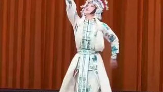 京剧演员花枪中途掉落，巧妙地抬脚一踢，将失误转为亮点，引得观众喝彩声不断！