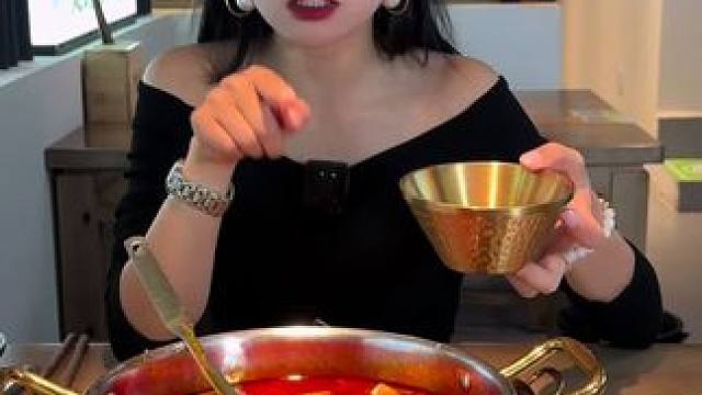 这家仁寿美团人气榜第一的酸汤火锅试营业啦，牛肉下锅爆汁，酸汤酸辣开胃巨解腻，单点人均60+吃撑，学生