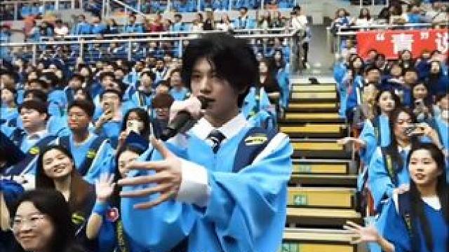 青岛大学毕业典礼催泪一幕 学长与恋爱5年的学姐因规划不同而分手，深情演唱#痴女泪 为这段感情画上句号