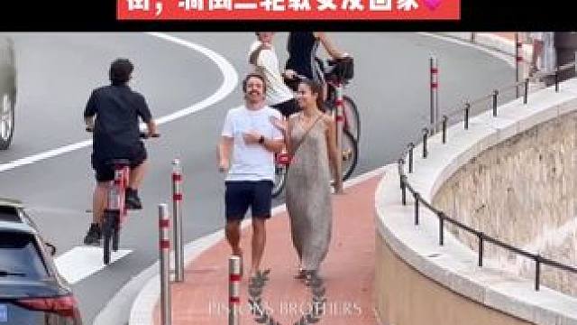 阿隆索和女友手牵手甜蜜逛街 阿隆索近日被拍到在摩纳哥街头和女友一起在街头散步，俩人一路手牵手秀恩爱，