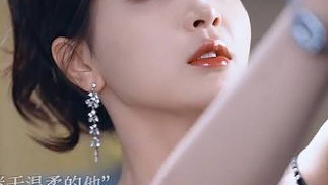 妻子为了继承遗产天天在丈夫面前装舔狗小白花，不料有天竟被丈夫听见了心声，这下表里不一的人设可把丈夫迷