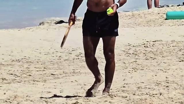 萨拉赫沙滩上打网球，这肌肉线条仅次于C罗