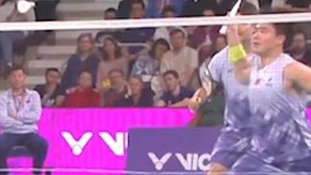 球场上延迟发球相当可耻，严重违背了竞技体育精神。 #羽毛球