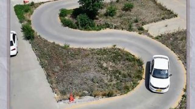 今天在这个驾校遇到一个非常专业的教练！光锦旗挂满了一墙！ #安阳驾校 #考驾照 #学车