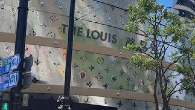 这就是沪上皇的实力吗？上海街头惊现新地标，lv巨轮#原创视频 #lv巨轮 #上海街头 #上热搜