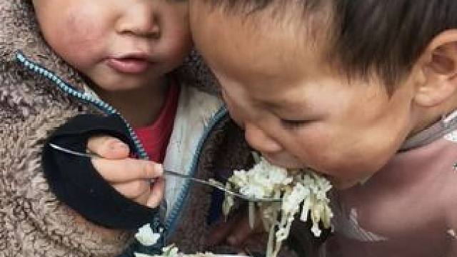 今天吃洋芋丝炒饭。#农村娃