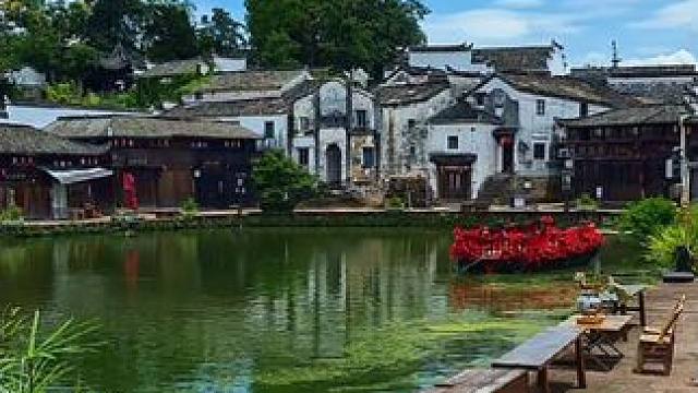 金华诸葛八卦村，迷宫般的古巷，藏着诸葛后裔的浪漫，每一块石板都刻着家族密码，每一处雕花都是未说完的故