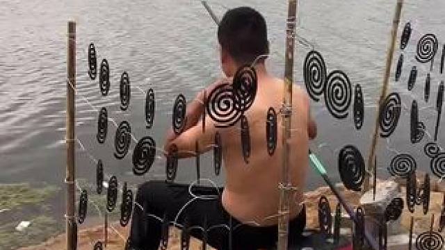 夜里钓鱼蚊子是真多，有了蚊香再也不怕被蚊子咬了！#钓鱼#搞笑 #钓鱼的乐趣只有钓鱼人懂