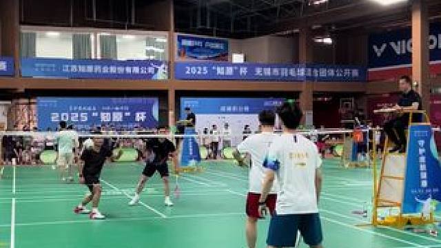 羽毛球精彩男双比赛，最后拦截尤显功底