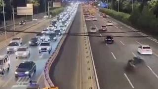 北京潮汐車道變道驚呆國(guó)外博主，“現(xiàn)在是2025年，但中國(guó)已經(jīng)生活在2050年”。#潮汐車道 #科技時(shí)