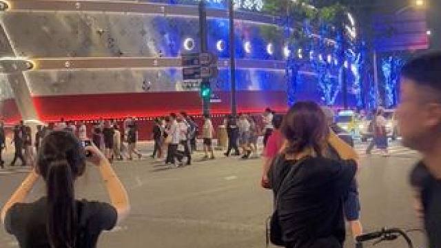 路易威登号 两种截然不同的打卡方式#LV巨轮#路人视角 #LV