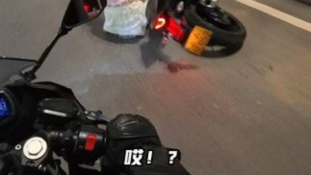 有对象还叫我帮你扶车？ #机车