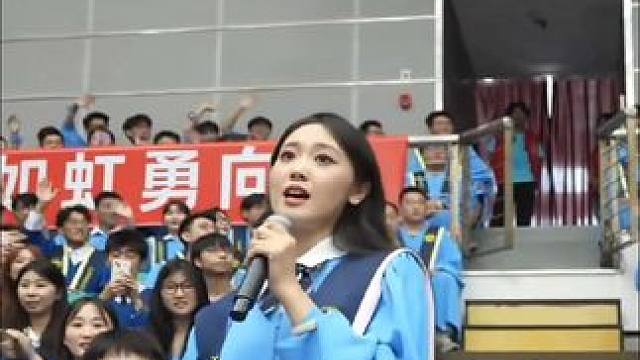 #恰好你风情万种 青青岛大学毕业典礼温馨一幕，学长与相恋5年的学姐因规划不同而分手，深情对唱《恰好你