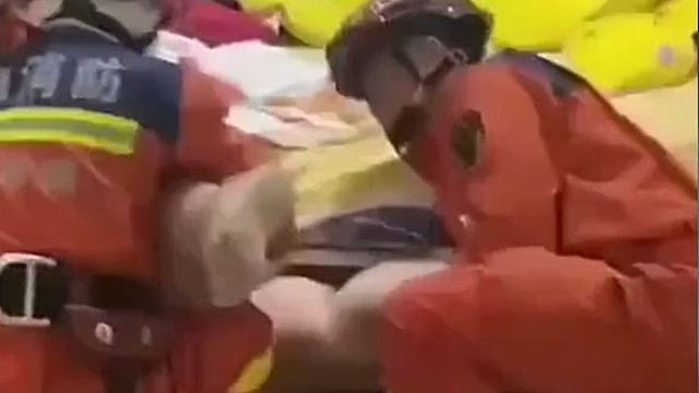 五个人都抬不动，这得多少斤重啊[捂脸]