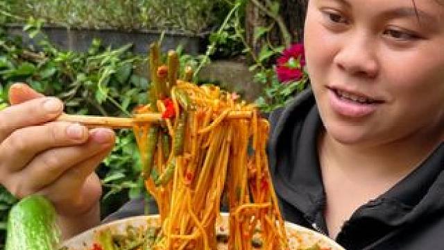 今天做的豆角油辣子拌面太好吃了 #美食 #农村生活