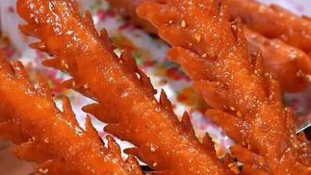 吃之前先给他改一下花刀，然后用油炸或者空气炸锅都行，炸到蓬松酥脆，金黄金黄的就可以出锅了，再撒上点烧