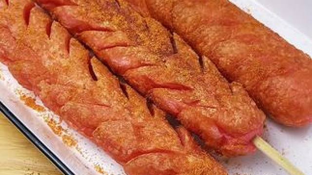 吃之前先给他改一下花刀，然后用油炸或者空气炸锅都行，炸到蓬松酥脆，金黄金黄的就可以出锅了，再撒上点烧