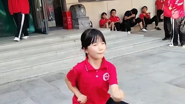 来学校两个月的小女生展示