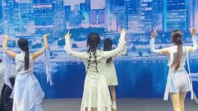 朋友们！苗岭路的青岛国际会展中心正办二十四届车展呢。秋高气爽，门票12.34元，扫码入场，导航可到且