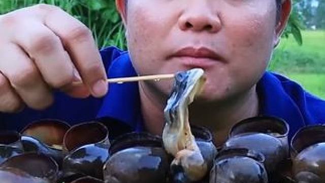 黑亮爆汁螺酸辣️木瓜丝小生菜 #我的乡村生活 #泰国大叔#泰国美食#泰国生活#内容启发搜索