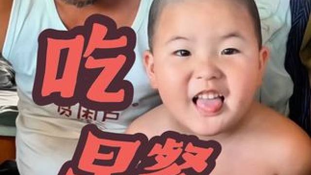 爷孙俩的早餐吃热面，没想到大孙太爱吃了，真厉害#爷俩的快乐生活