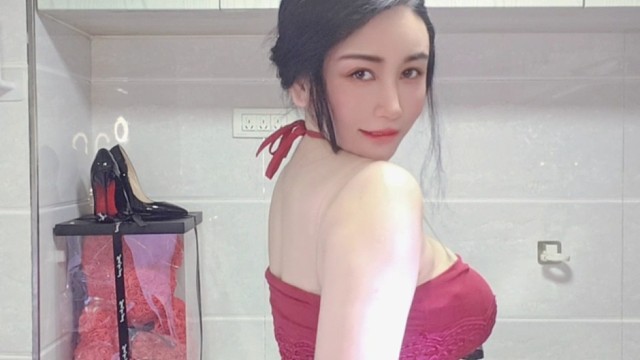 车厘子红裙小黑裤