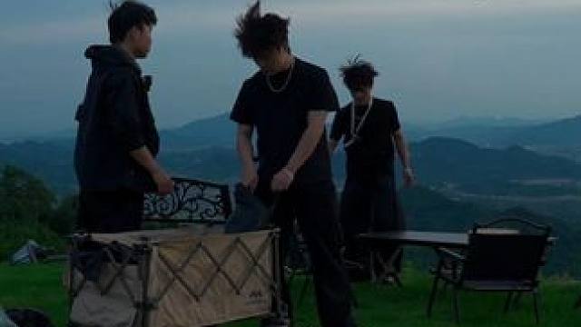 在山脚待久了，偶尔也需要去山顶吹吹风 人嘛~就应该待在没有天花板的地方#露营 #山顶的风景你值得一看