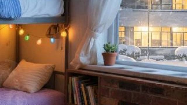 在怀旧宿舍小屋里放松休息，窗外有巨大风雪，助眠氛围 #好好睡觉 #助眠视频 #解压助眠 #温馨小窝 