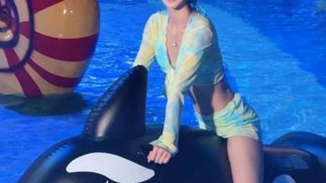 周末快出门一起玩水吧。#度假穿搭 #夏天该有的样子 #idle #klaxon