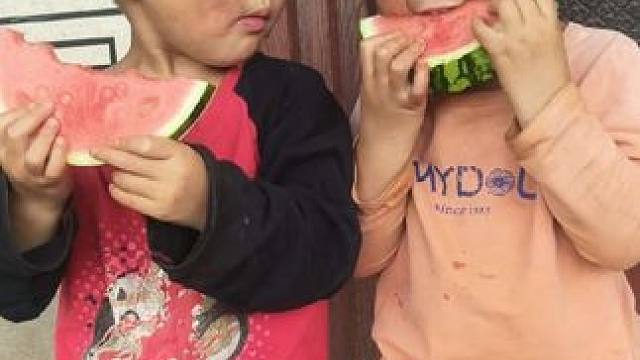 双双喜欢吃西瓜。#农村娃