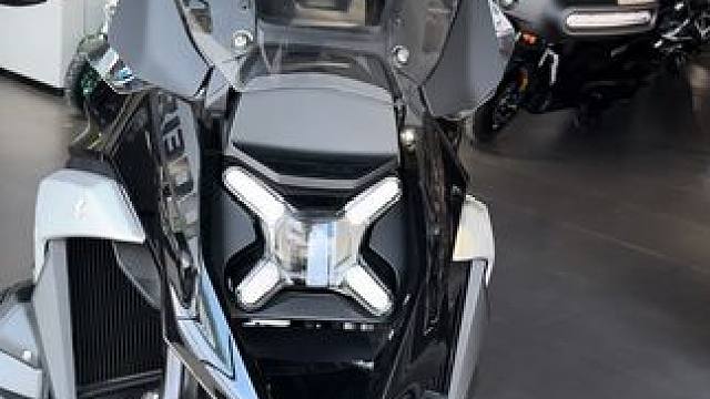 R1300GS，宝马水鸟升级版，水平对置145匹，149牛，前后电子可调避震，ACC巡航，DTC，H