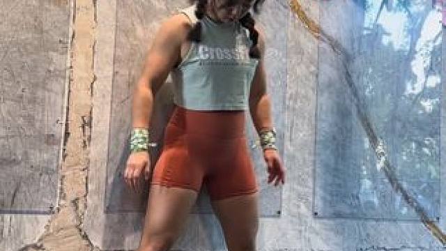 这几天练累了需要鼓励 #爱撸铁的小姐姐 #上肢爆发力  #体能训练 #蝶式引体 #潘德拉划船