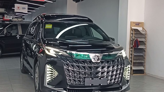 高顶丰田塞纳豪华升级版
两驱四驱任选，长度5.19米，高度1.98米，宽度1.95米，2.5汽油发动