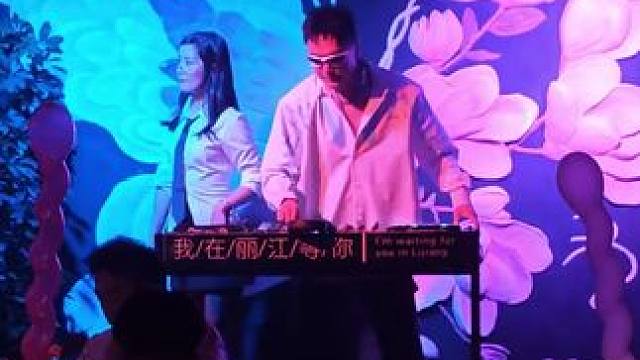 丽江的朋友，没来过“我在丽江等你”酒吧的一定要来。现98元云南特色打跳白啤套餐，含白啤和薯条，划算，