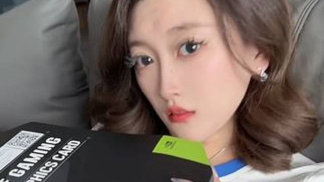 那些想亲吻女友的可爱瞬间be like #电脑 #diy电脑 #电脑配置 #组装电脑 #可爱瞬间  