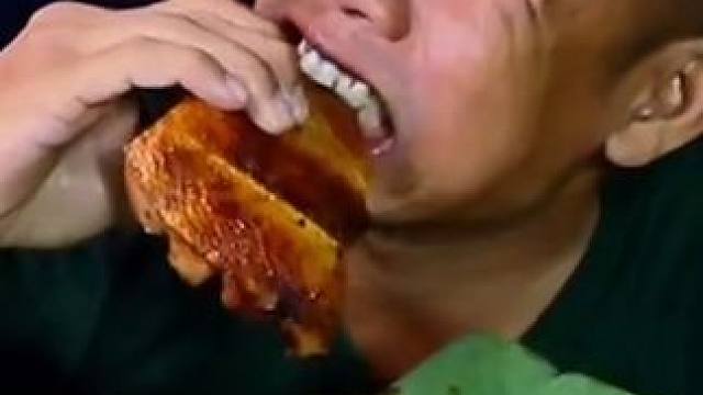 小苦瓜碳烤带皮牛胸口 #美食 #户外美食 #泰国美食 #内容启发搜索