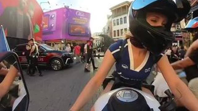 年轻人倒地就睡#机车 #女骑