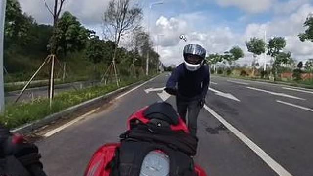 弹射起步弱爆了，看我的飞跃起步#摩托车 #机车 #cb400f #本田cb400f #机车转场