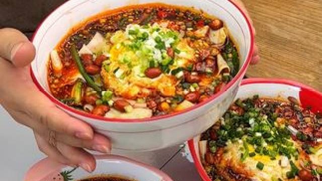 早上煮上这么一大锅面块，全家人都够吃了，麻辣鲜香真的太巴适了！#美食  #农村美食  #小面调料  