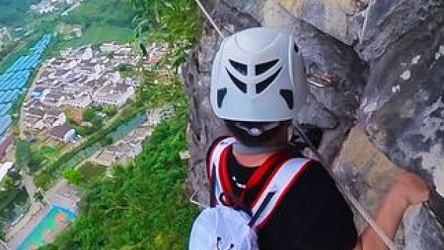 极限速攀飞拉达，全程第三人视角跟拍。 广西马山三甲飞拉达二号线是难度较高的飞拉达线路。挑战以最快的速